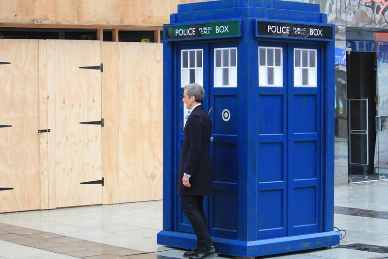 Illustration for article titled First pictures of Peter Capaldi filming in his new oufit hit the web!